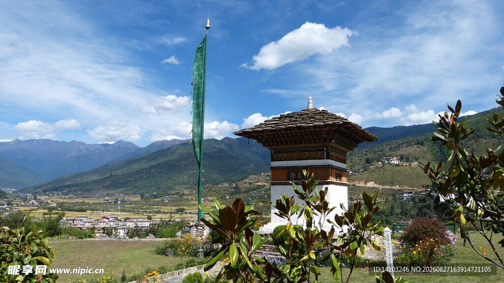 乡村景致中的古朴建筑