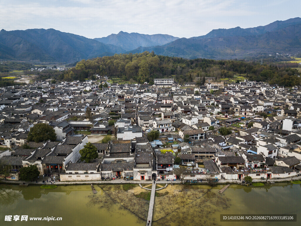 俯瞰古村落与山水美景