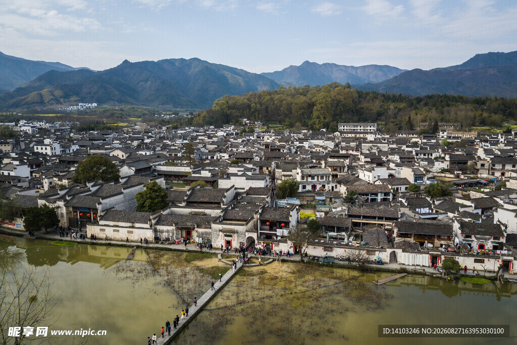 徽派古村落山水相依美景