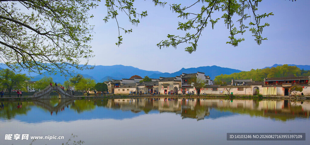 湖畔美景倒映如画