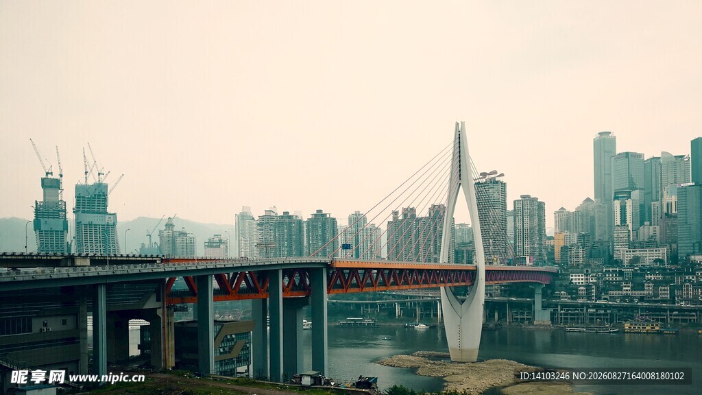 城市桥梁与天际线景观