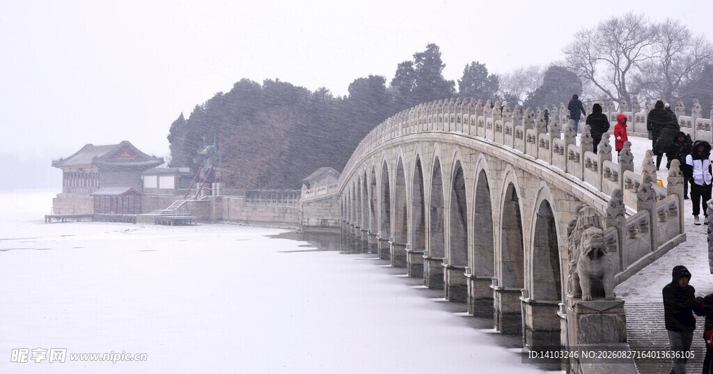 冬日石桥上的赏景人群