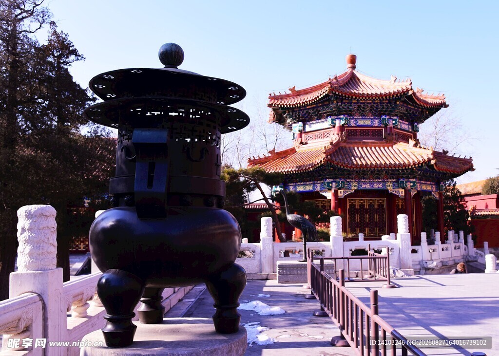 古鼎与中式建筑景观