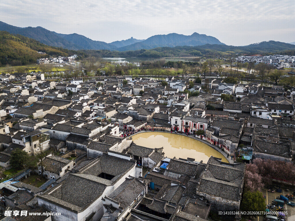 俯瞰古村落与山水风光