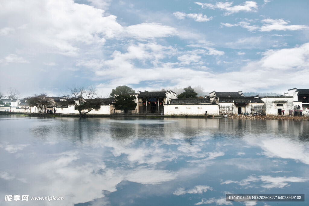 湖畔雪后村落宁静如画