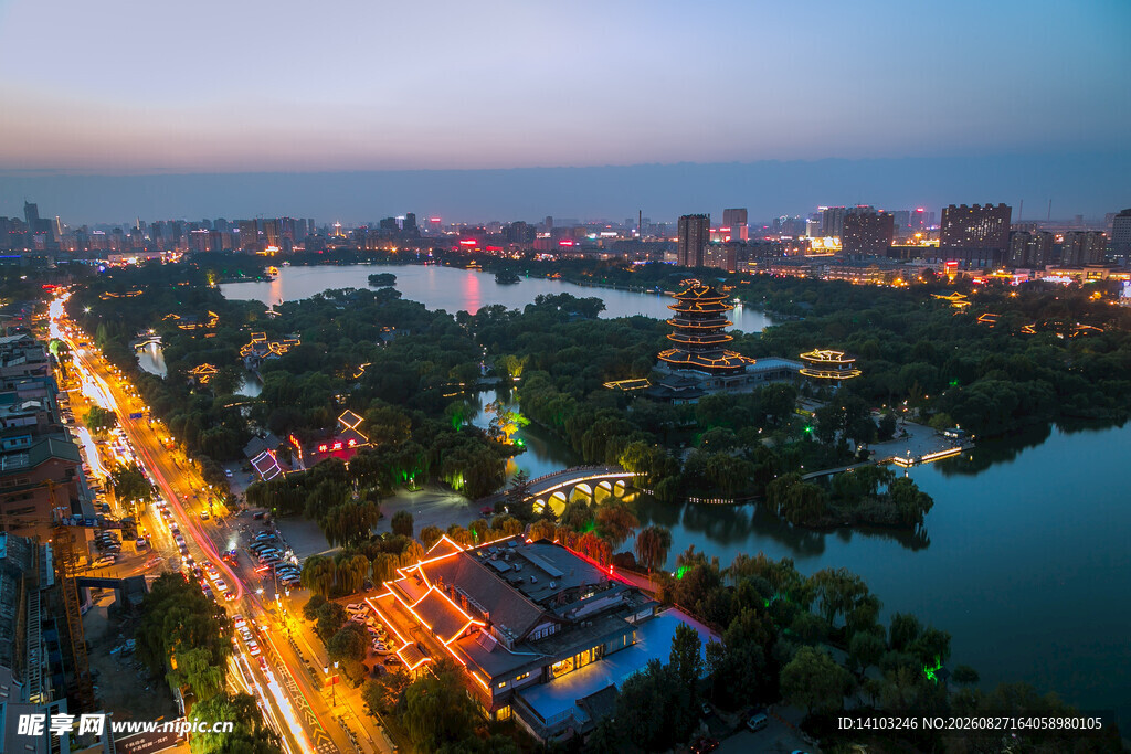 城市湖畔夜景俯瞰图