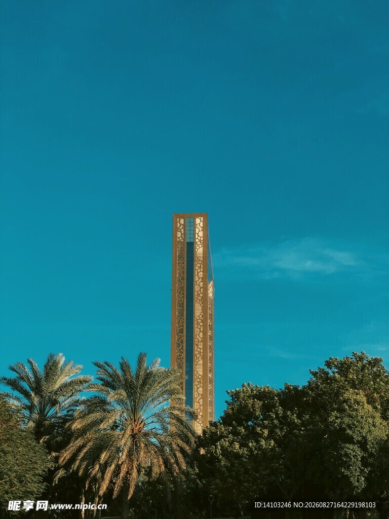 高耸塔楼与葱郁树木景观