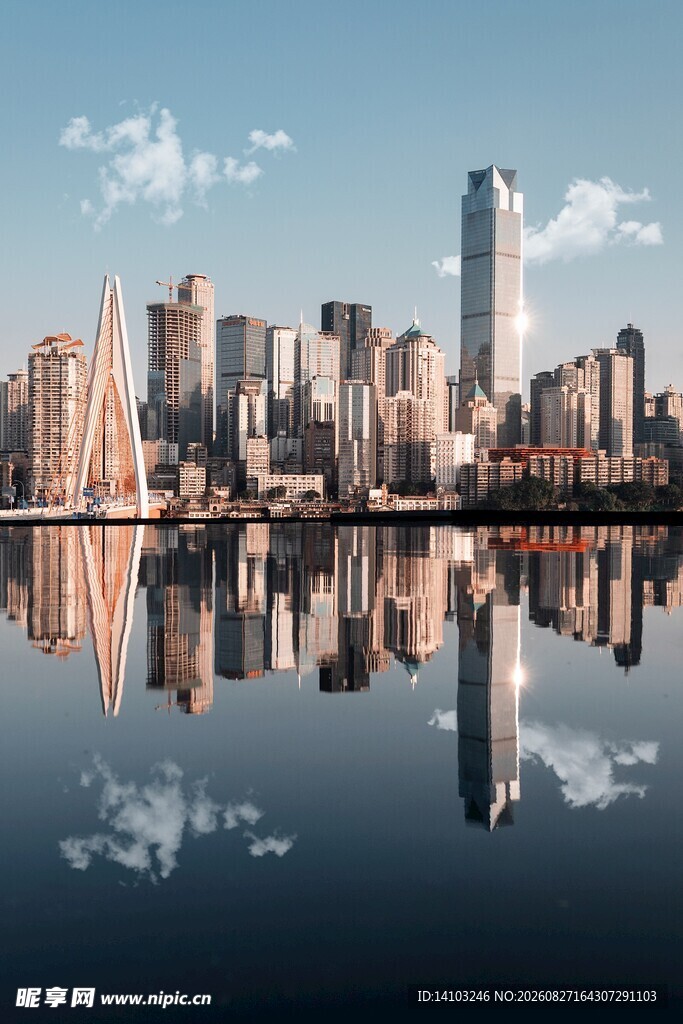 城市天际线与水面倒影景观