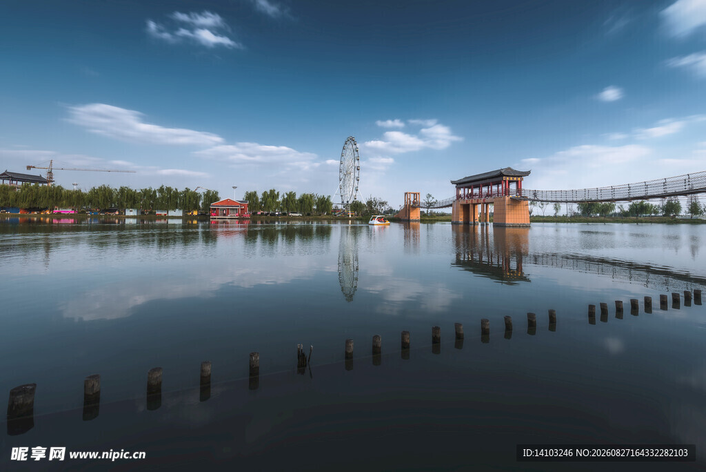 湖畔亭阁静谧湖景风光