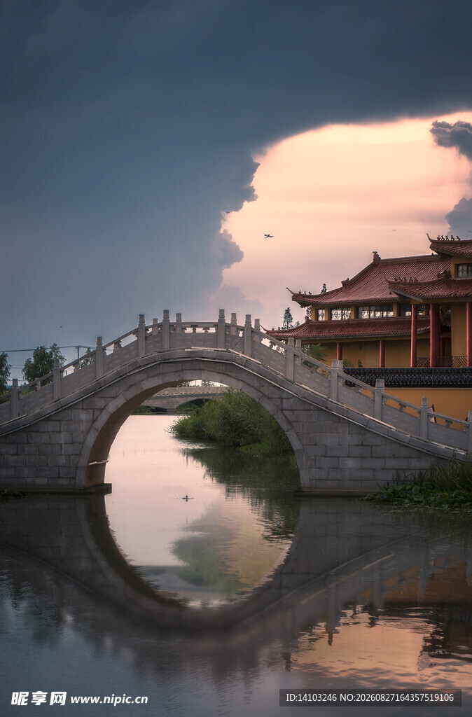 古桥映晚霞中式美景
