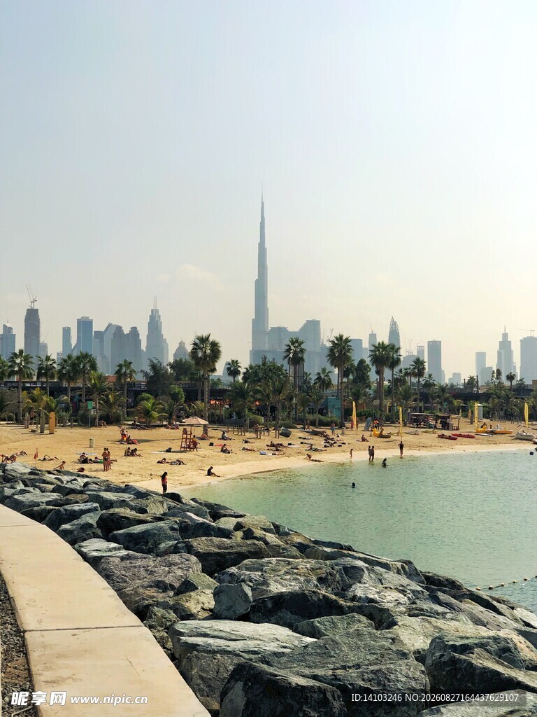 迪拜海滨风光与城市天际线