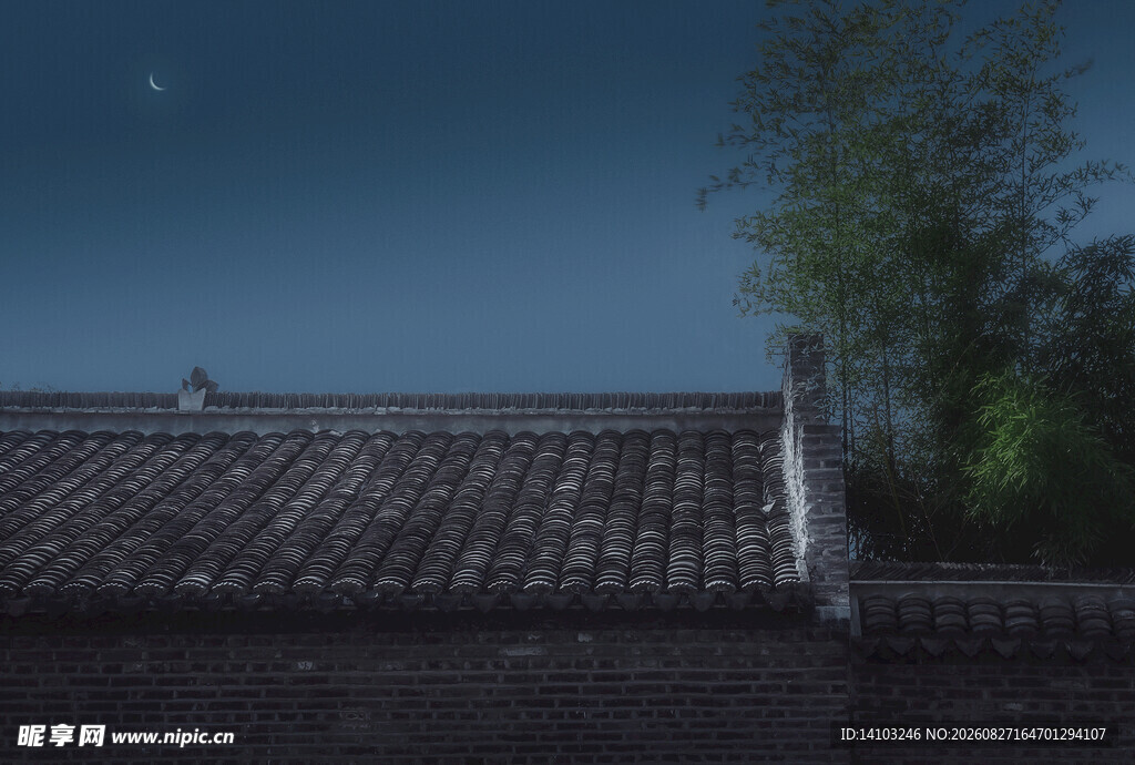 月夜下的古朴屋顶