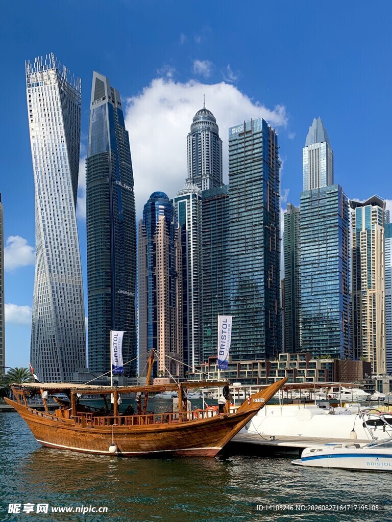 迪拜海滨的传统帆船与高楼