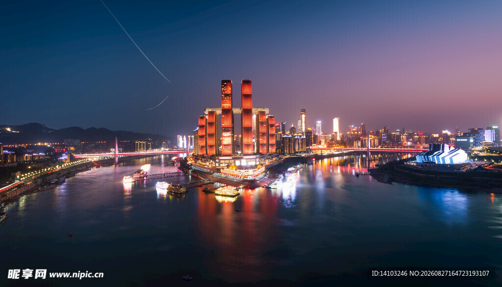 城市河畔璀璨夜景