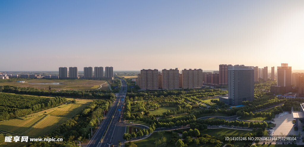 城市风光下的绿地与建筑群