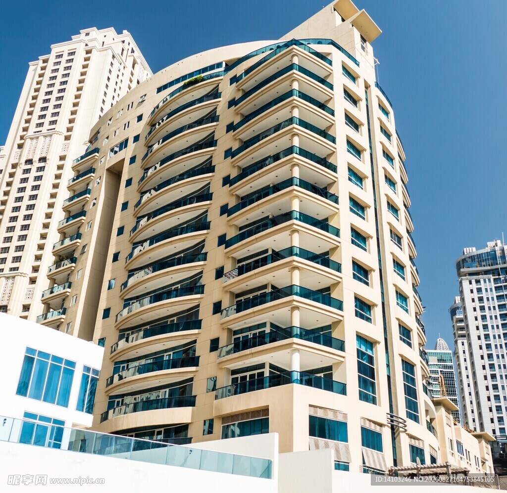 现代高层海景公寓建筑