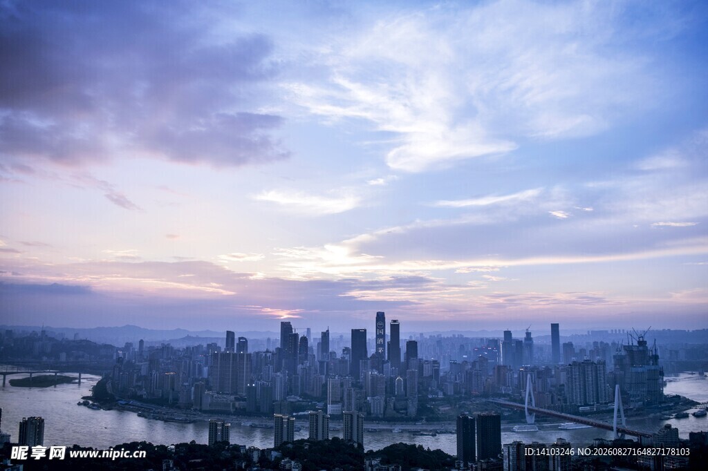 城市天际线黄昏下的繁华