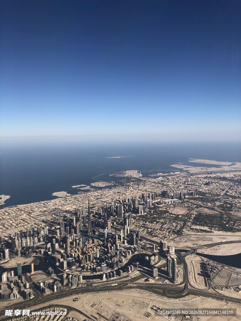 俯瞰城市与海岸线景观