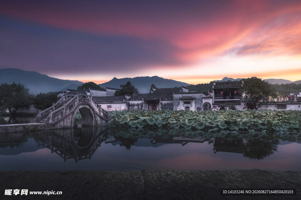 湖畔村落的绚丽黄昏景色