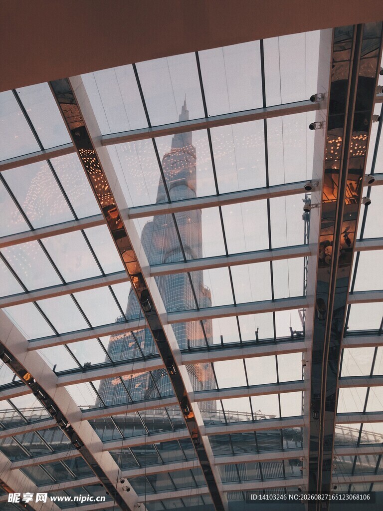 玻璃穹顶下的城市景观