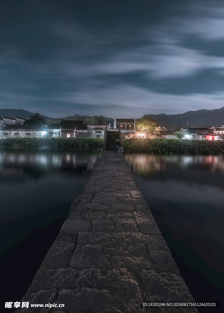 宁静夜色下的水边石径