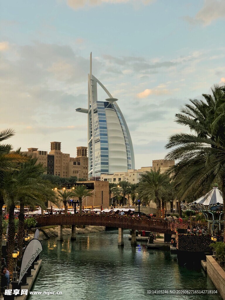 迪拜城市河畔风景