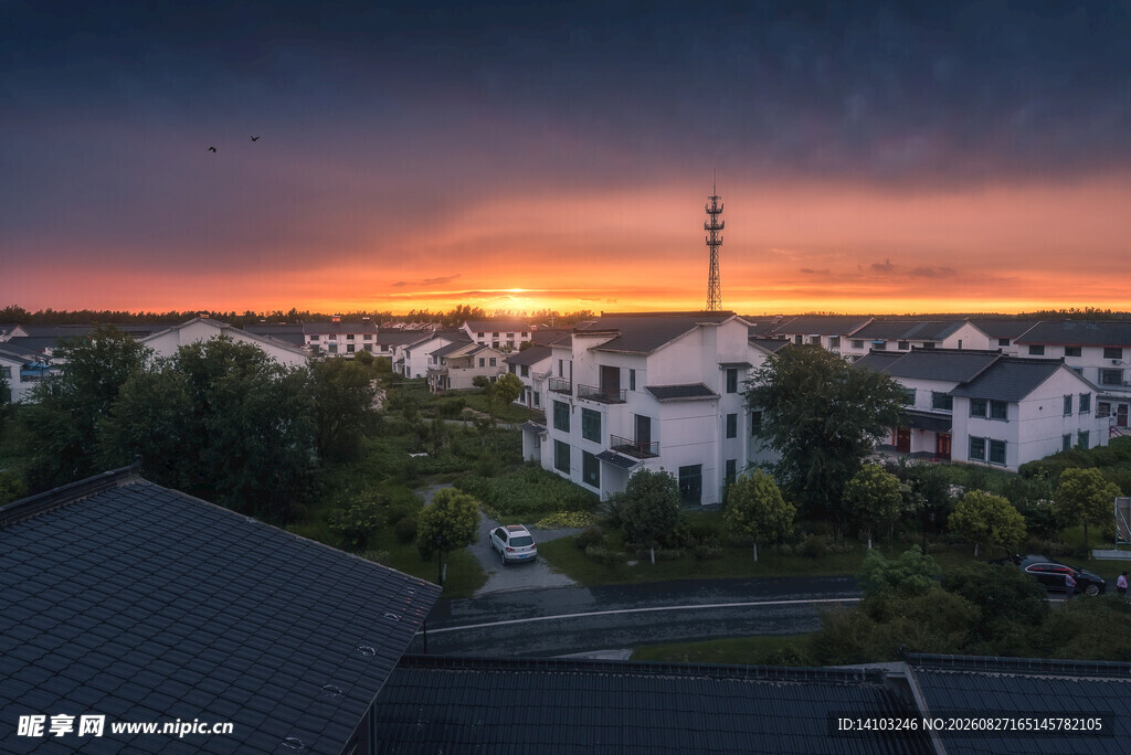 夕阳下的宁静住宅区