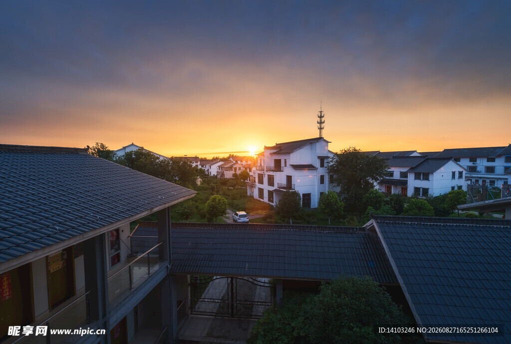 夕阳下的宁静小镇风光