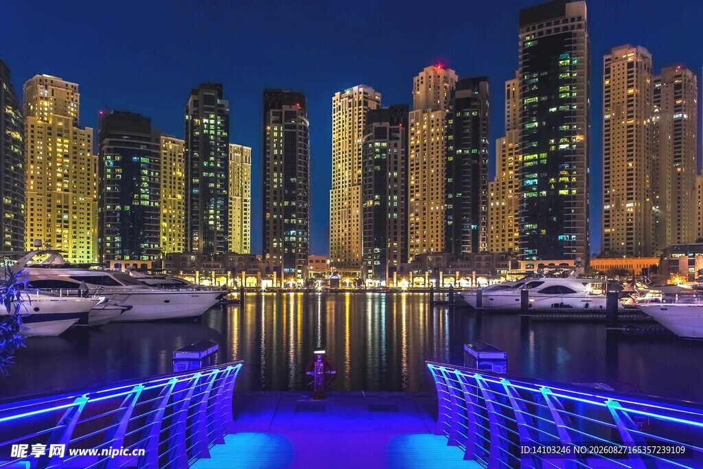 迪拜璀璨夜景下的繁华码头