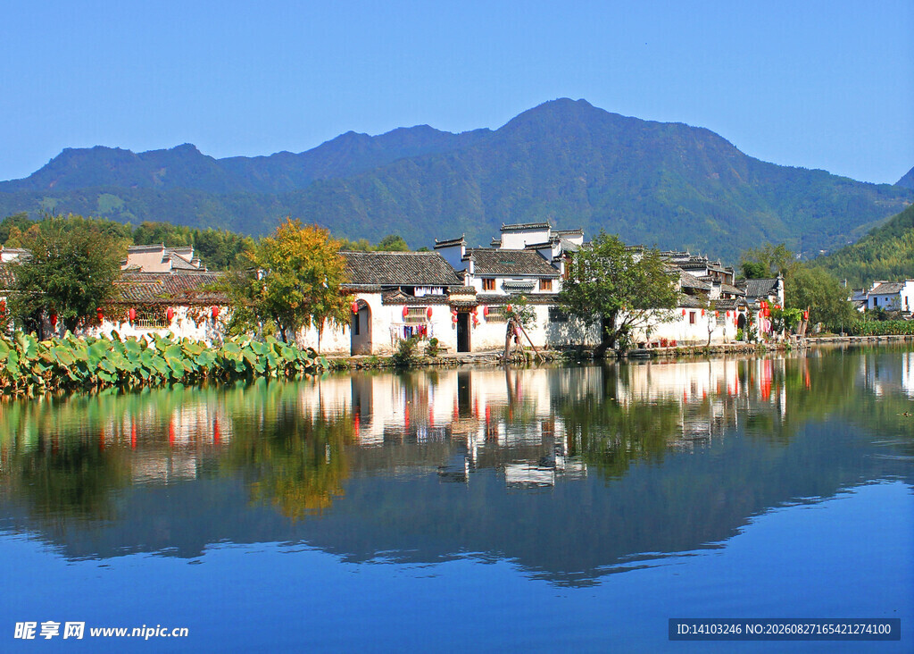 湖畔山村美景