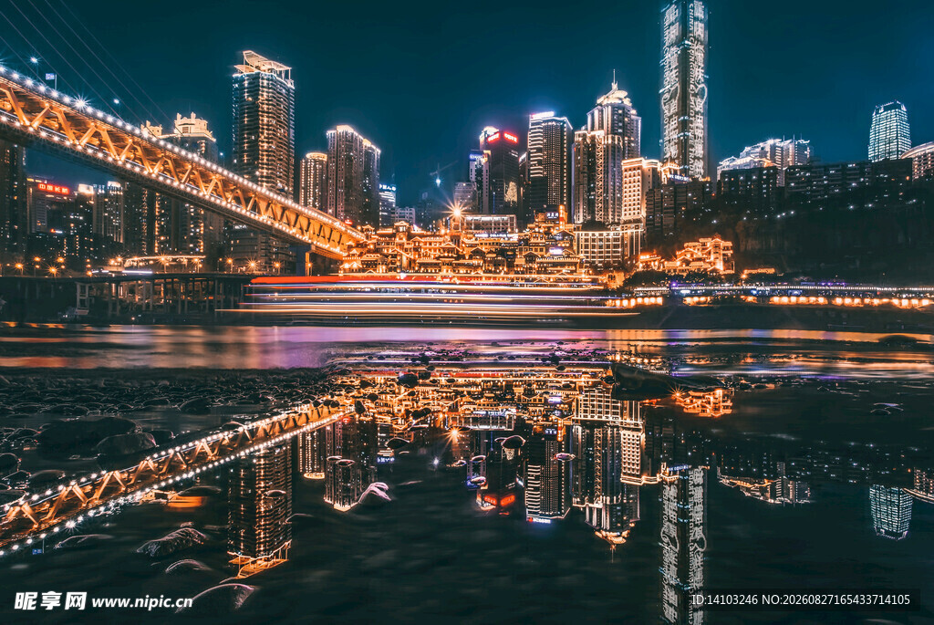璀璨都市夜景下的桥梁倒影