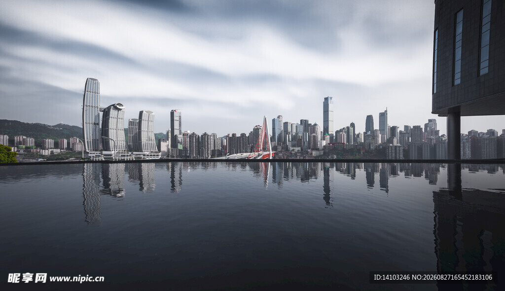 城市天际线与水面倒影景观
