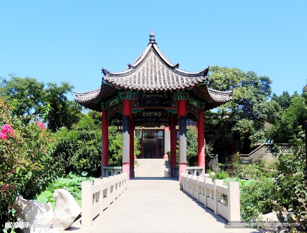 中式古亭静立花园之中