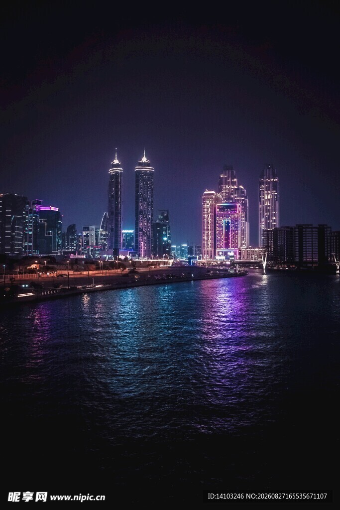 城市夜景下的璀璨滨水风光
