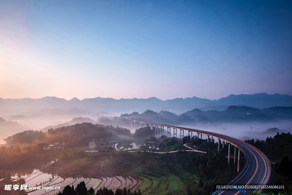 晨曦中蜿蜒公路穿山林