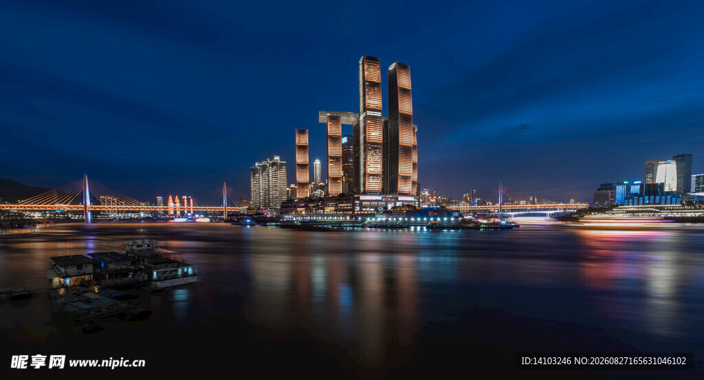 城市河畔璀璨夜景
