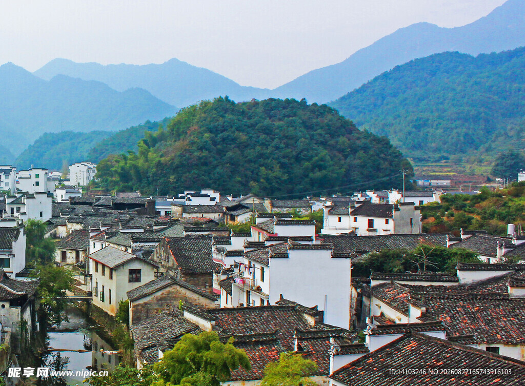 徽派古村落青山环绕之景
