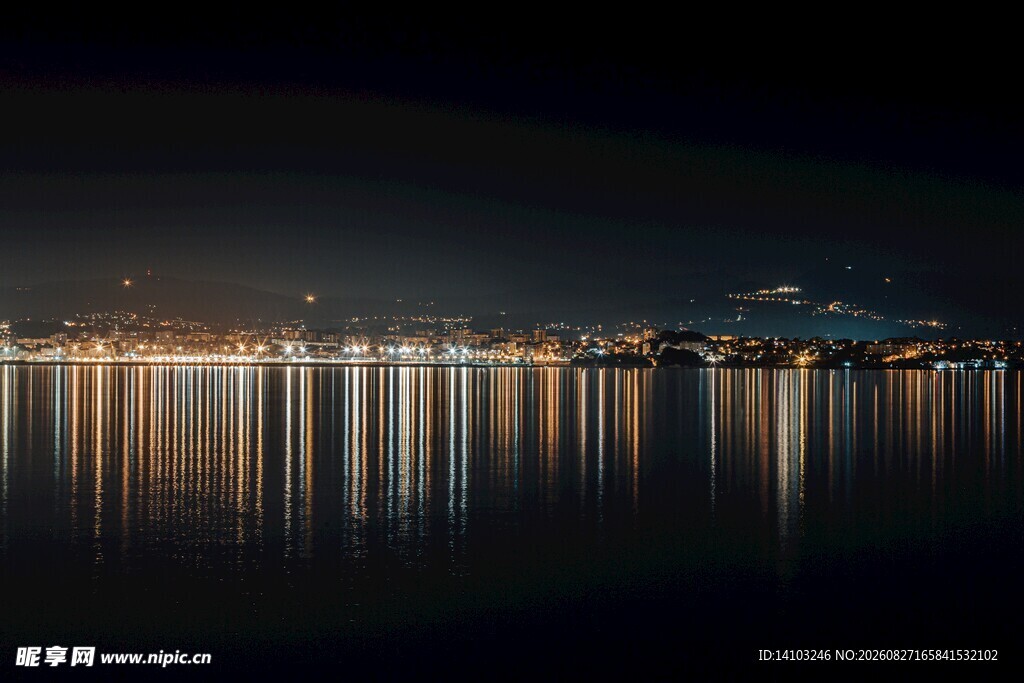 城市夜景湖面倒影美景