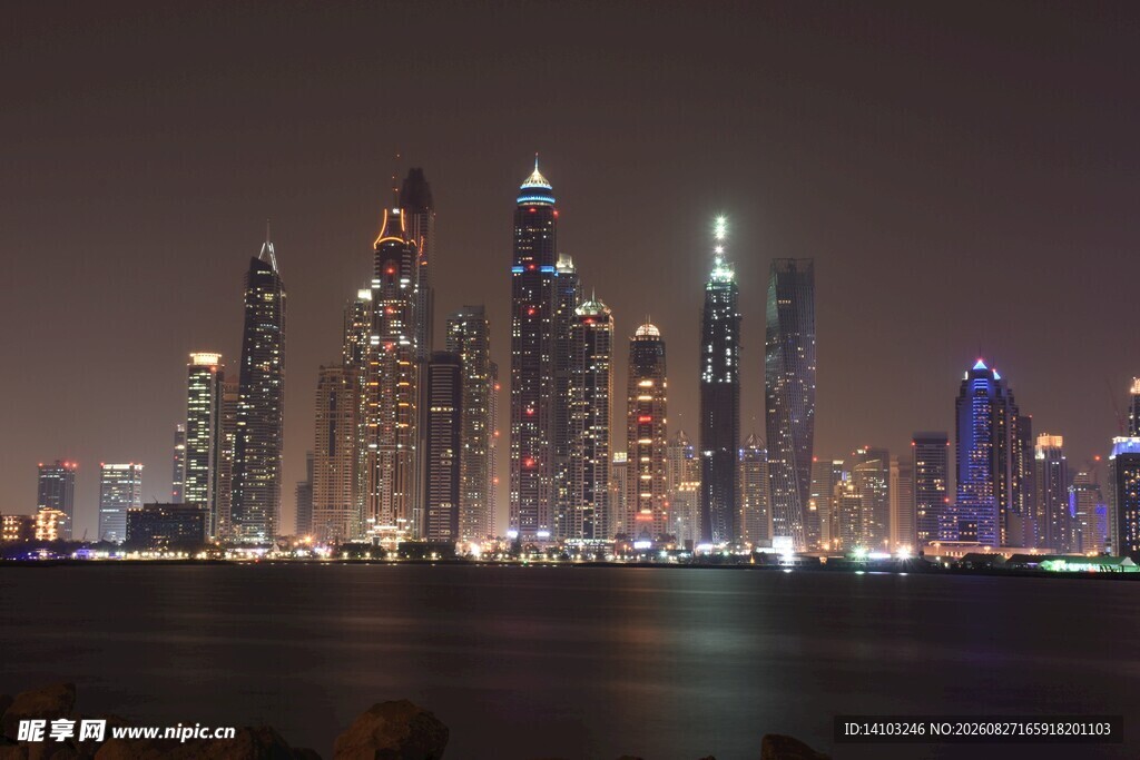 迪拜夜景璀璨摩天大楼群