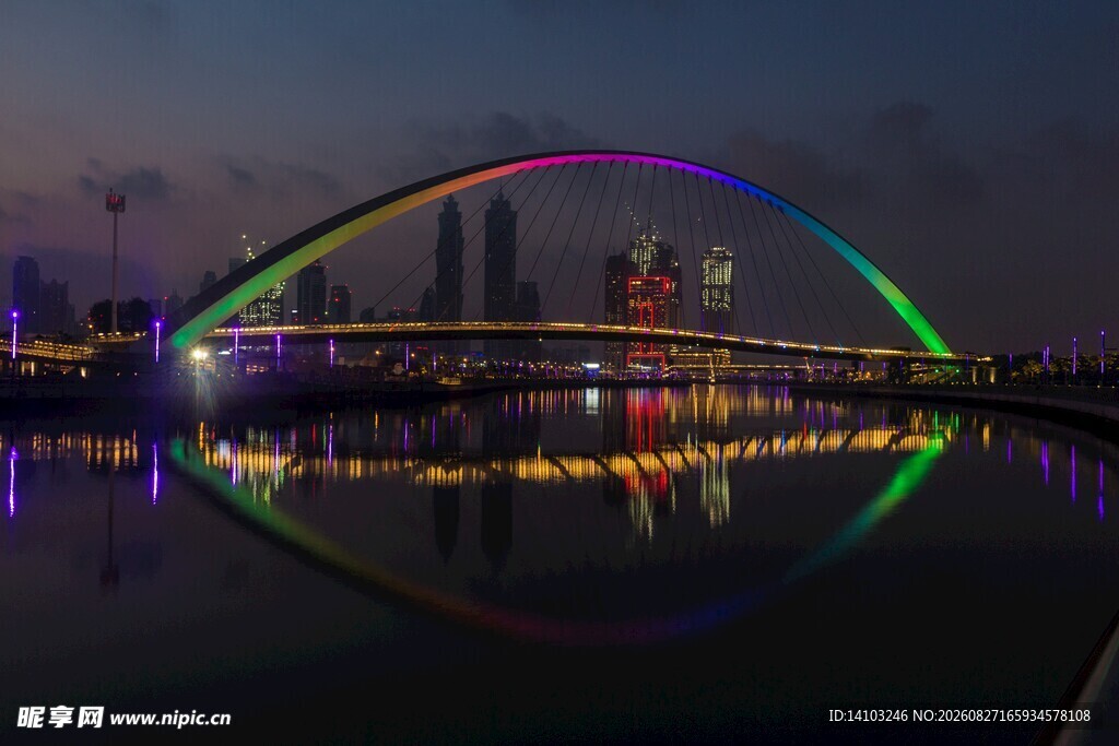 城市彩虹桥夜景绚丽夺目