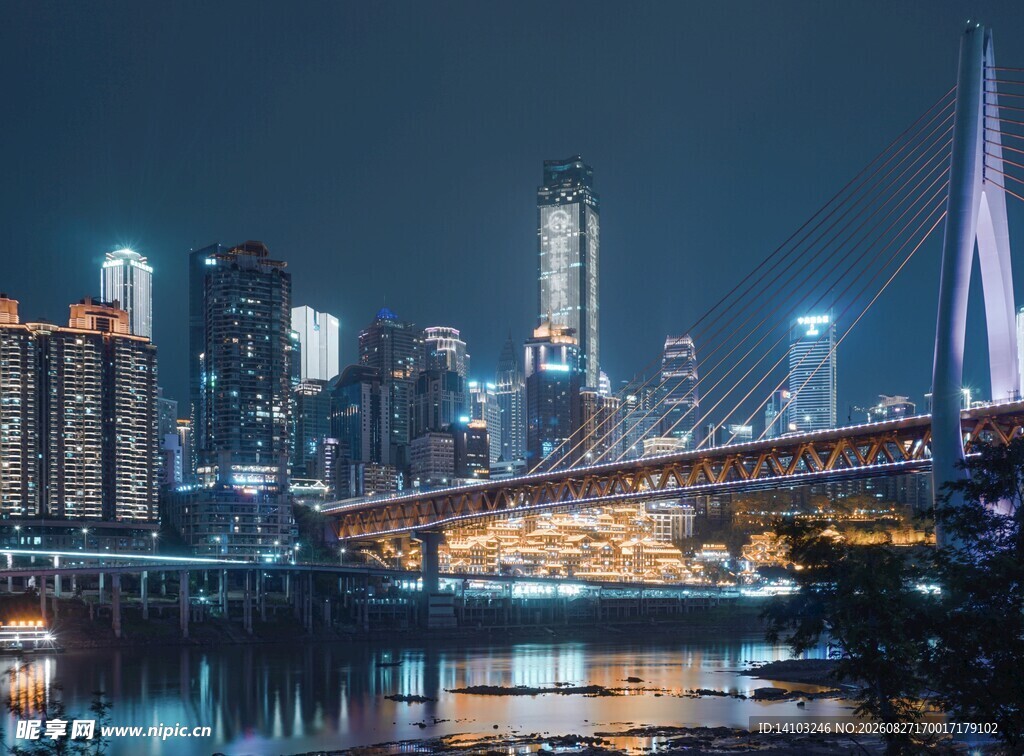 城市夜景中的璀璨桥梁