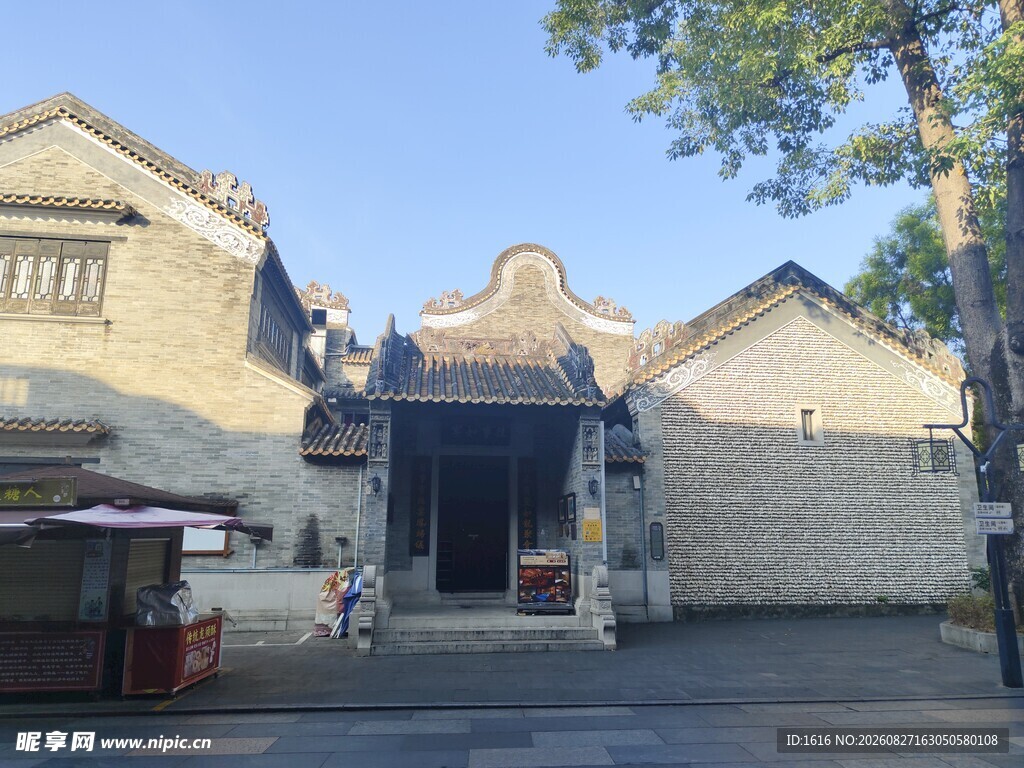 番禺沙湾古镇中式古建筑门前景象