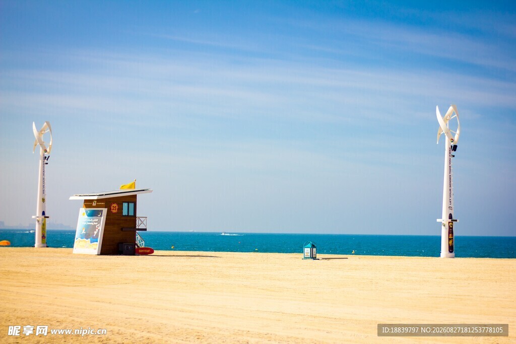 沙滩海景与瞭望小屋