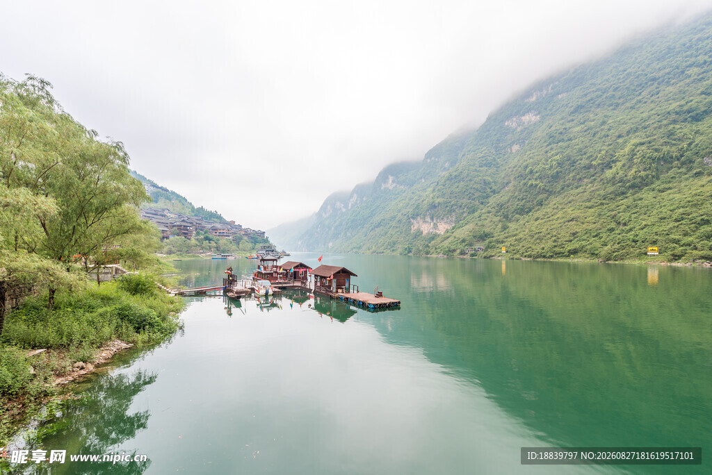 青山绿水间的江上船只