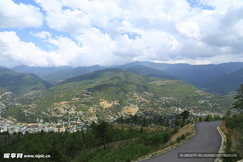 山间蜿蜒公路与秀丽风景