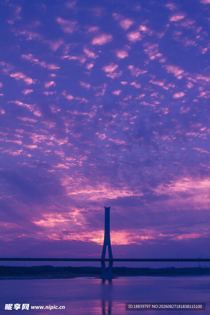 海边紫色霞光中的孤独灯塔