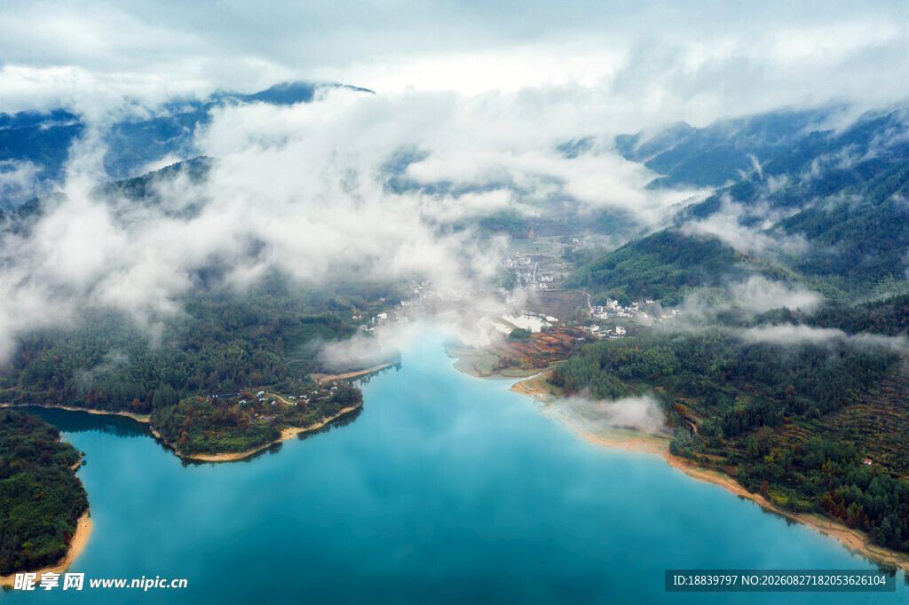 湖光山色间的云雾缭绕美景
