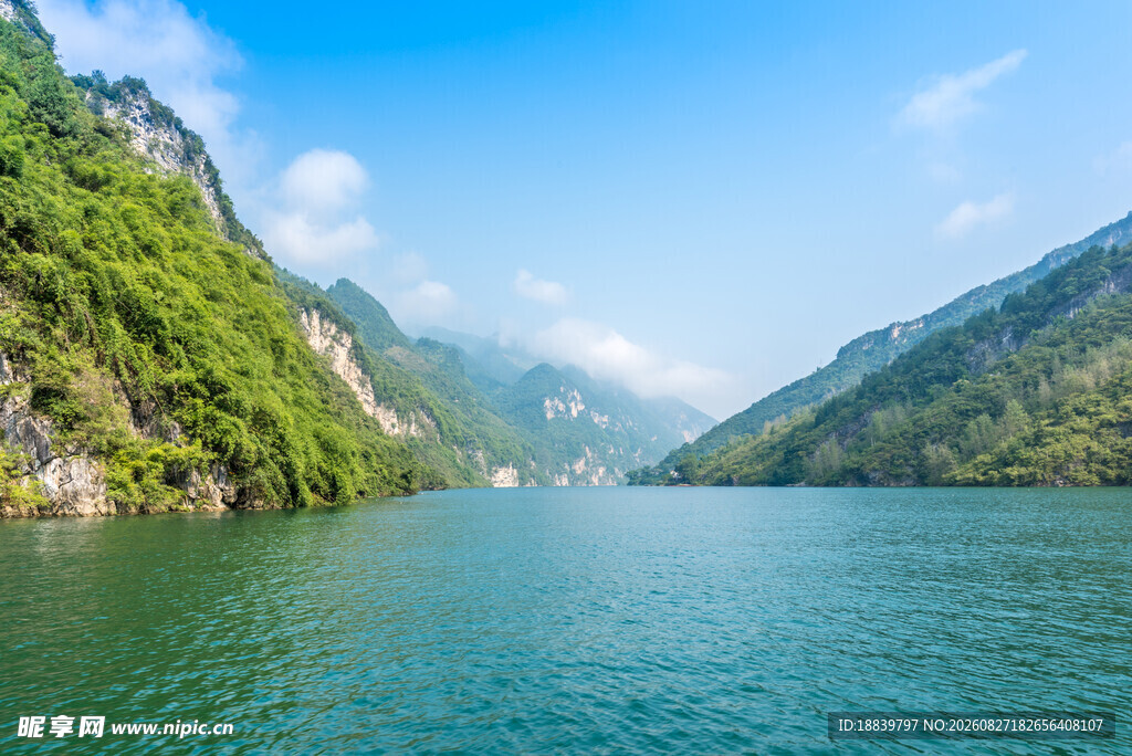 青山绿水间的宁静湖泊
