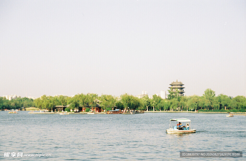 湖上泛舟赏景