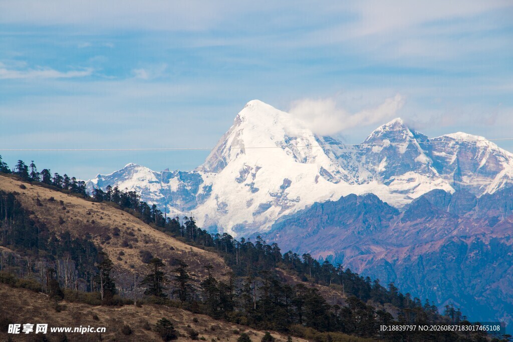 壮丽雪山与山林景观